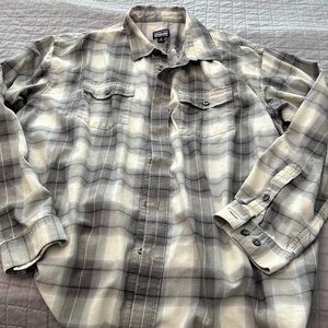 Men’s Patagonia button up shirt. EUC.